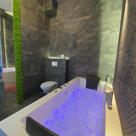 Apartament Bialy Z Jacuzzi Krakow Bagian luar foto