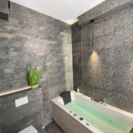 Apartament Bialy Z Jacuzzi Krakow Bagian luar foto