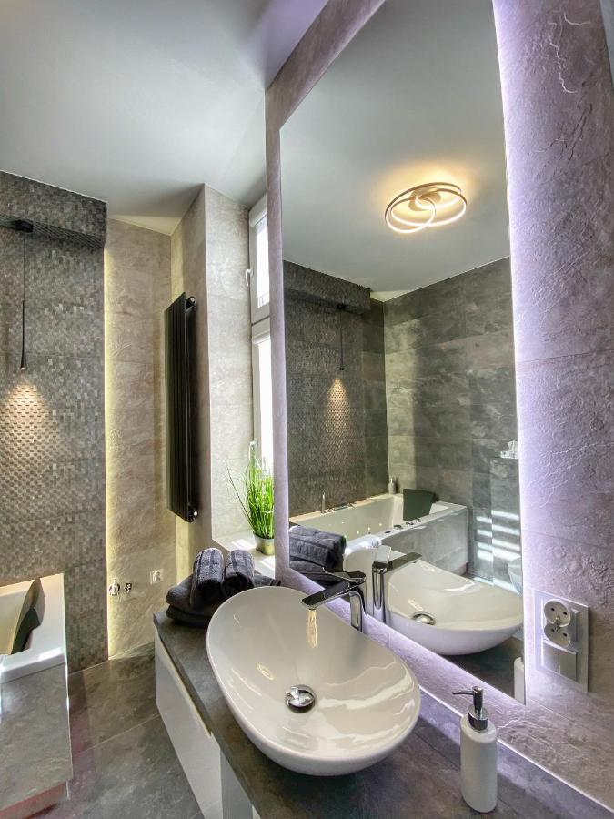 Apartament Bialy Z Jacuzzi Krakow Bagian luar foto