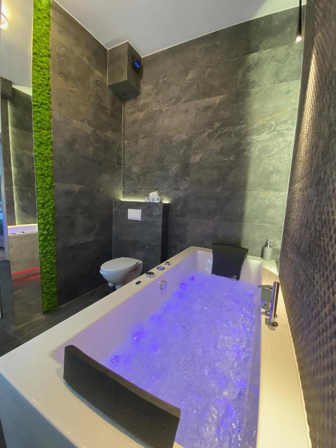Apartament Bialy Z Jacuzzi Krakow Bagian luar foto