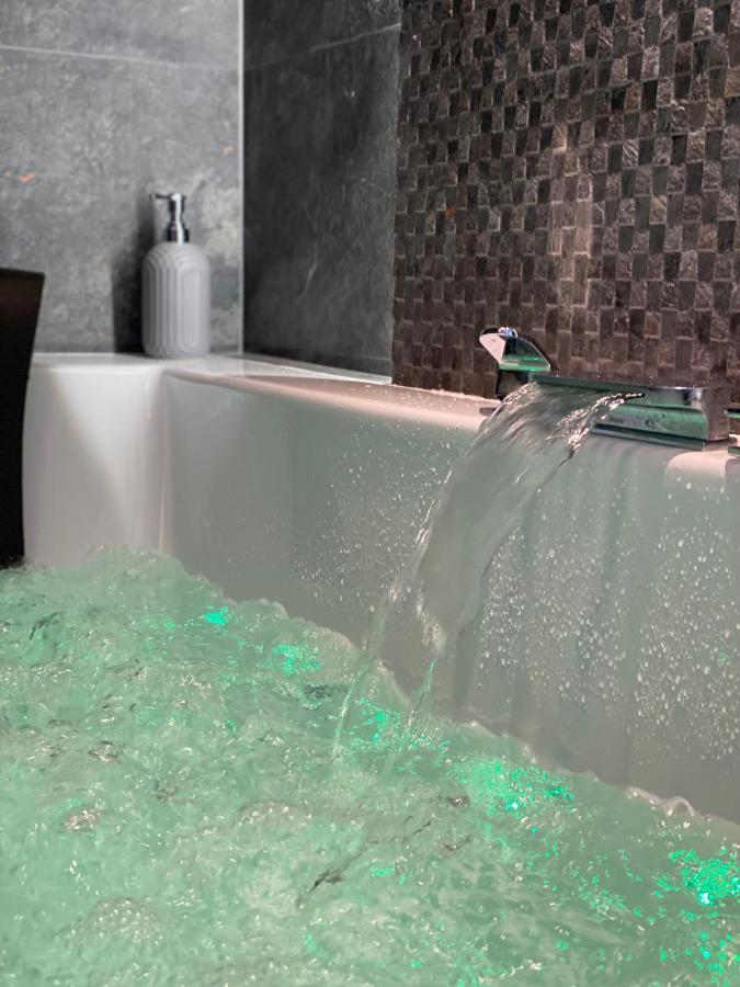 Apartament Bialy Z Jacuzzi Krakow Bagian luar foto