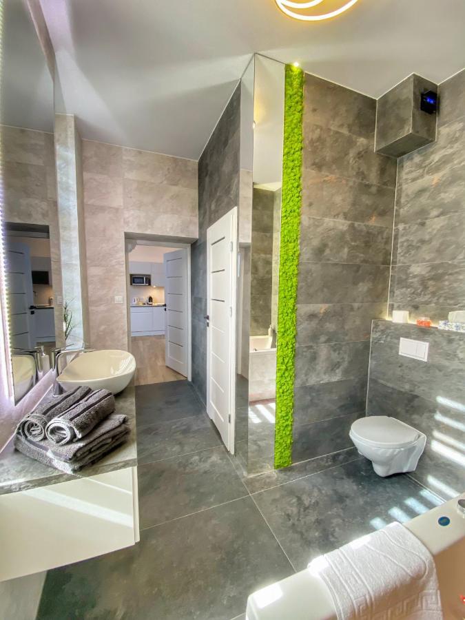 Apartament Bialy Z Jacuzzi Krakow Bagian luar foto