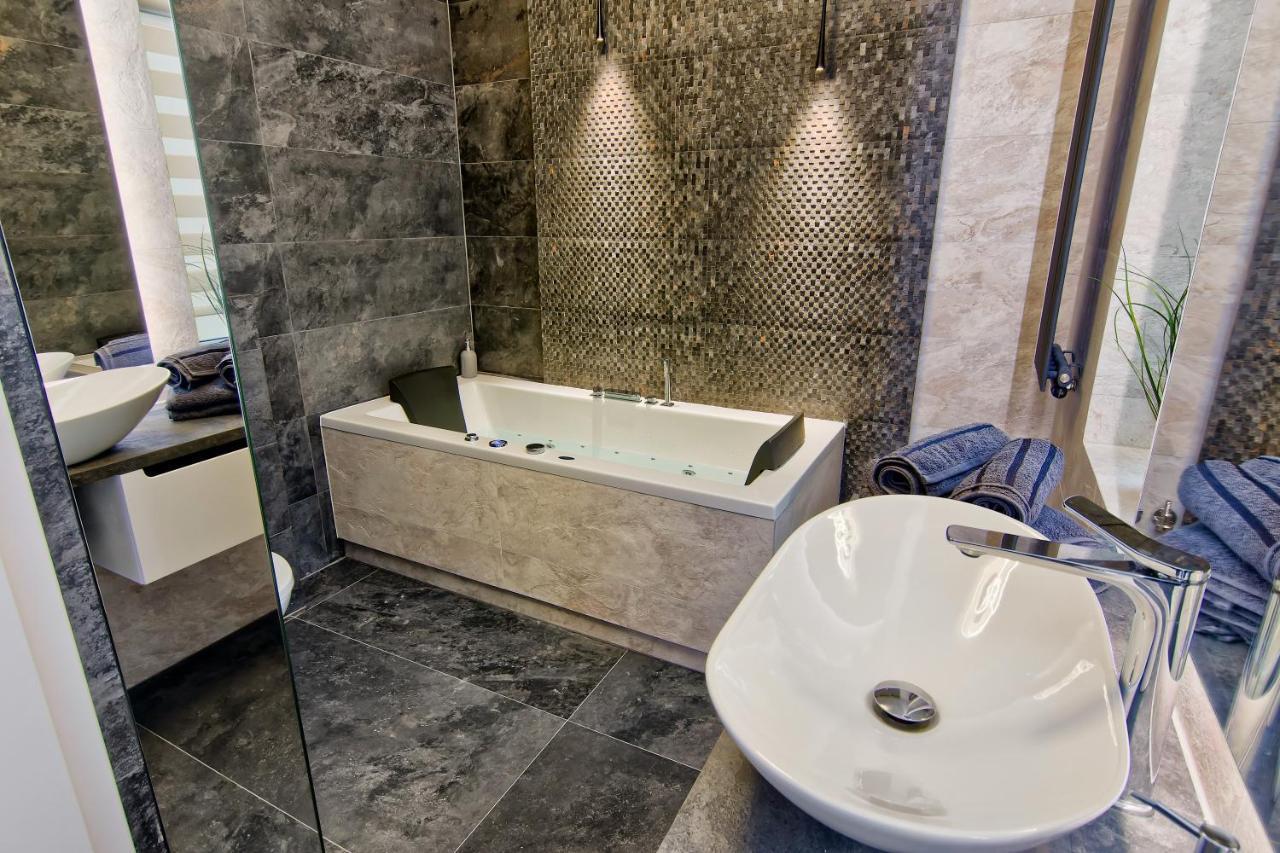 Apartament Bialy Z Jacuzzi Krakow Bagian luar foto