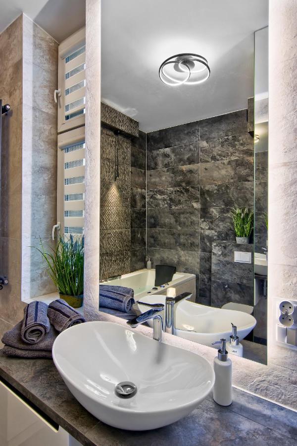Apartament Bialy Z Jacuzzi Krakow Bagian luar foto