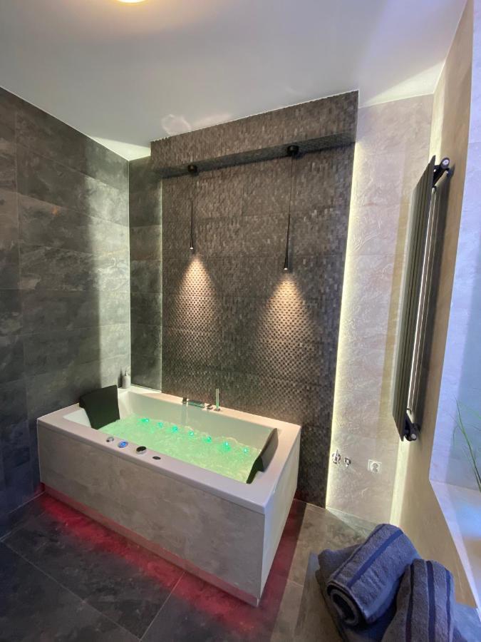 Apartament Bialy Z Jacuzzi Krakow Bagian luar foto