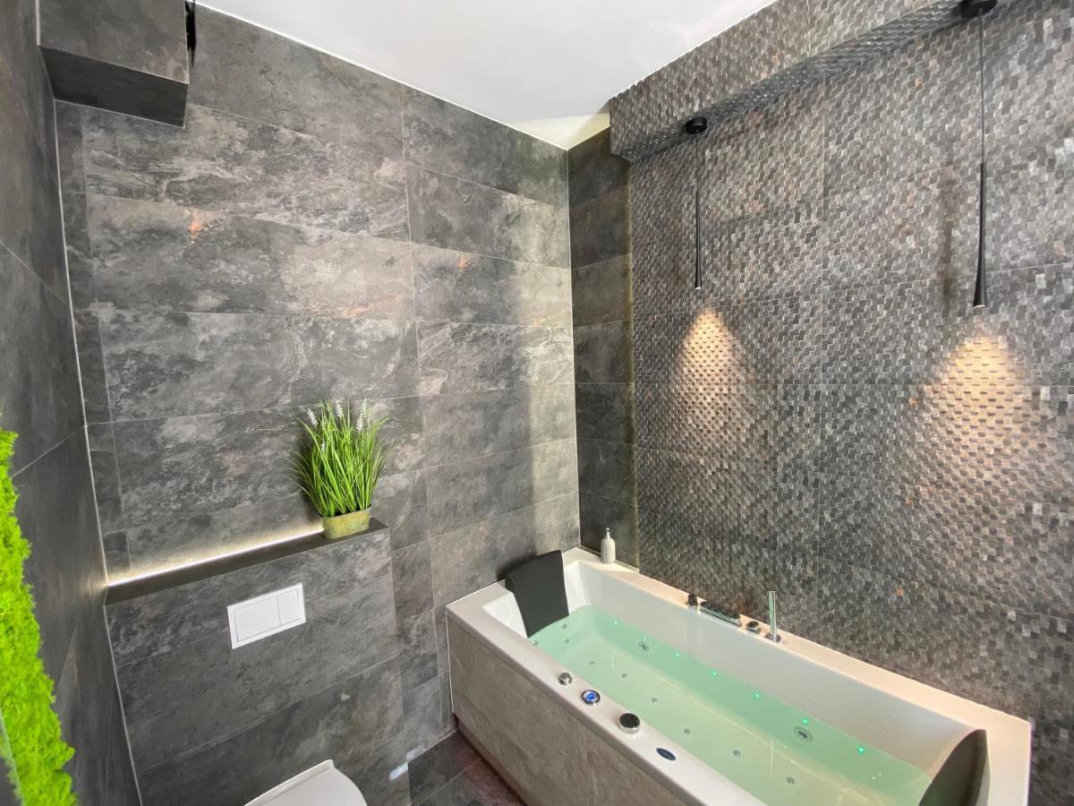 Apartament Bialy Z Jacuzzi Krakow Bagian luar foto