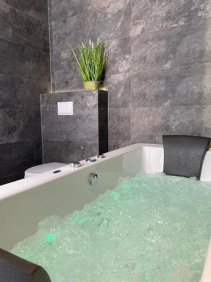 Apartament Bialy Z Jacuzzi Krakow Bagian luar foto