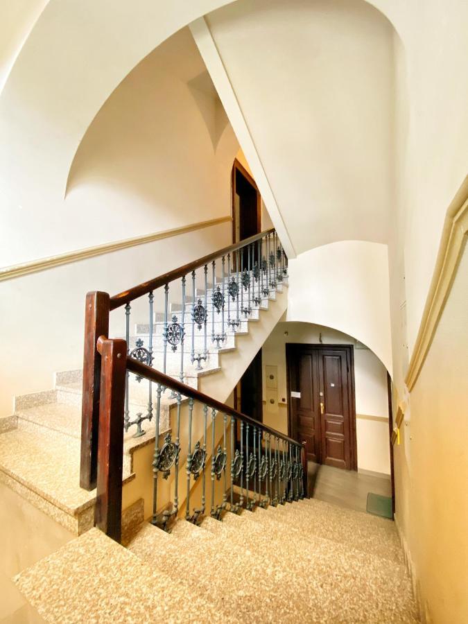 Apartament Bialy Z Jacuzzi Krakow Bagian luar foto
